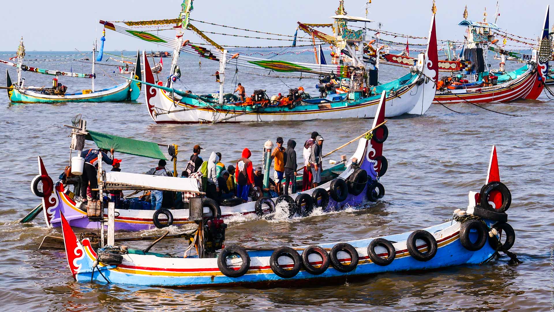 Bateaux de pêche quittant le port de Muncar à Java en Indonésie