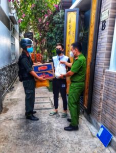chef de la police remet des vivres aux expatries lors de la 4e vague de covid a da nang - août 2021