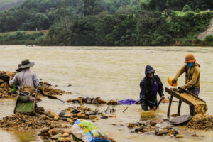 Une famille d'orpailleurs dans la rivière au centre du Viêtnam