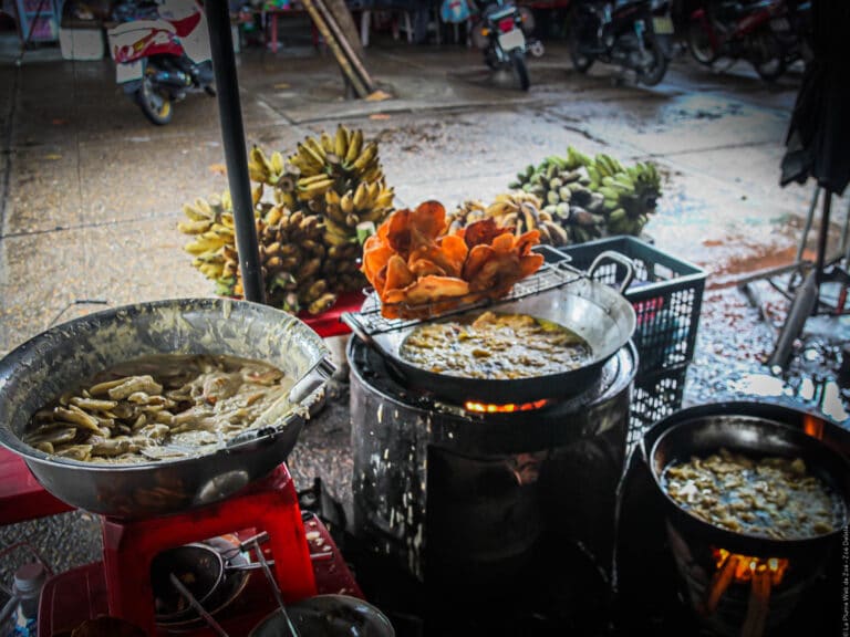 Echoppe traditionnelle de beignets de banane à Hoi An Vietnam